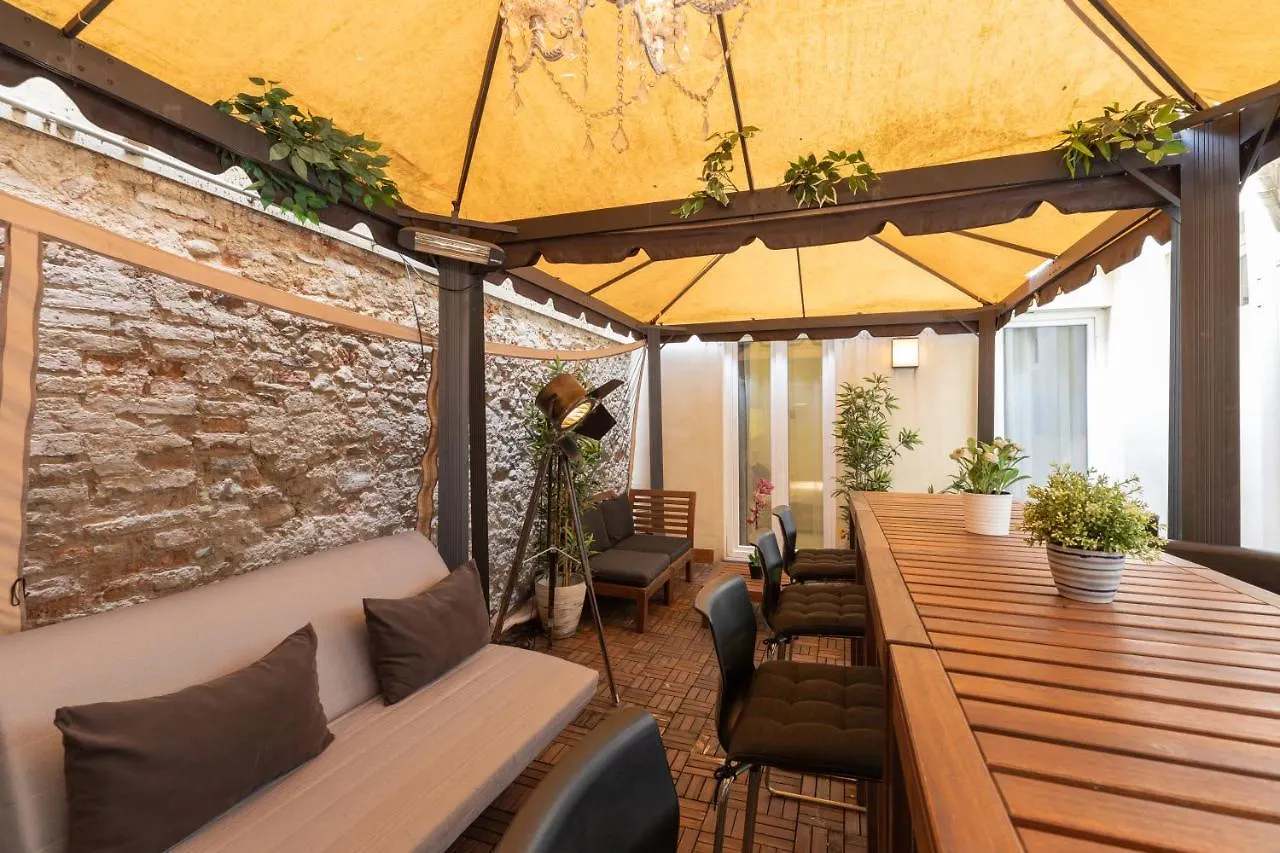 Pinti Patio Apartment Florence