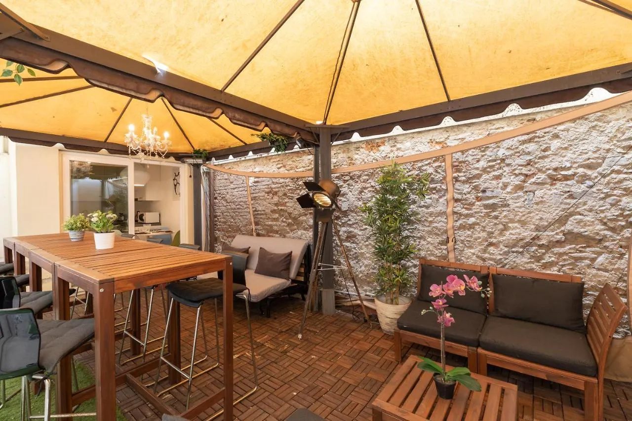 Pinti Patio Apartment contacts